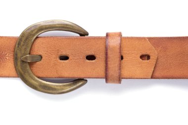 Deri kemer beyaz arka planda izole edilmiş. Tokalı eski püskü bir kemer.