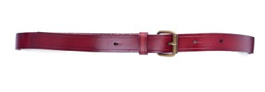 Deri kemer beyaz arka planda izole edilmiş. Tokalı eski püskü bir kemer.