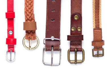 Kemer koleksiyonu beyaz arkaplanda izole edildi. Tokalı eski püskü bir kemer.