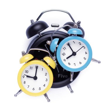 Alarm saati beyaz arkaplanda izole edildi. Ofis saati ön görünümü