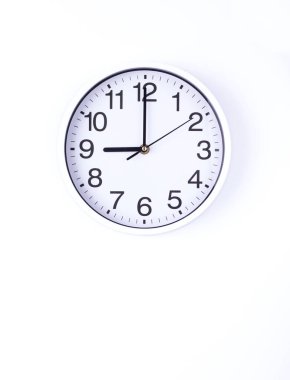 Beyaz arka plan manzaralı duvar saati. Ofis duvarı ön görünümü