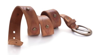 Beyaz arka planda izole edilmiş kahverengi deri kemer. Eski püskü kemer.