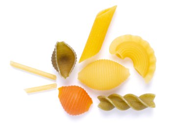 Beyaz arka planda izole edilmiş makarna toplama yiyeceği. Çiğ makarna, beyaz İtalyan yemeği.