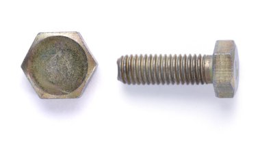 Beyaz arkaplanda izole edilmiş eski metal cıvata ve vida başlık aracı