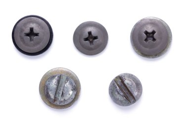 Beyaz arkaplanda izole edilmiş eski metal vida başlık aracı