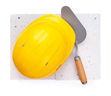 Havalı beton blok ve beyaz arkaplanda yalıtılmış mala ile hemet