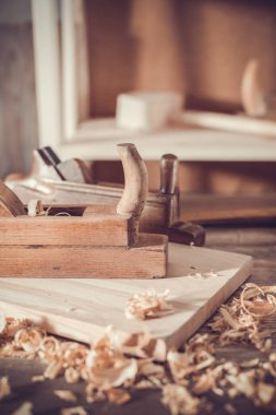Uçak marangozu, marangoz ya da marangoz aleti ve odun talaşı. Ahşap masa üzerinde ahşap işçiliği aletleri. Marangozluk atölyesi