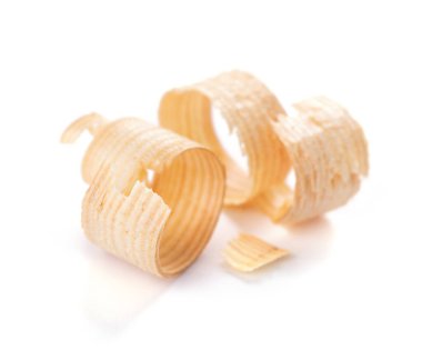 Beyaz arka planda izole edilmiş ahşap talaşı. Beyaz tahta traş.