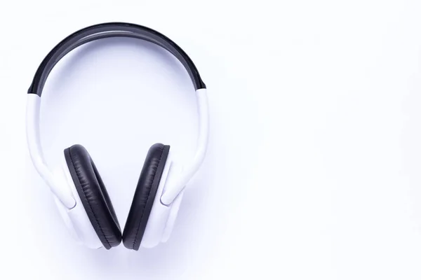 白い背景のワイヤレスヘッドフォン — ストック写真