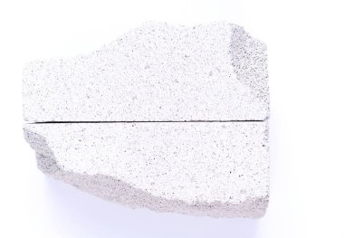 Havalandırılmış beton blok beyaz arka planda izole edilmiş. Hafif beton doku yüzeyi