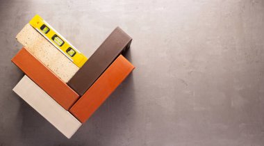 İnşaat tuğlası ve çimento arka planda seviye. Tuğla duvar dokusu veya zemin