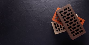 Siyah alçı arka planda inşaat tuğlası. Tuğla ve duvar dokusu veya zemin