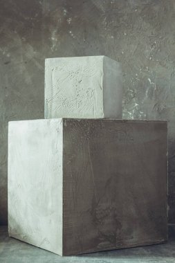 Duvarın arka planında beton ya da beton tuğla var. Zeminde inşaat bloğu