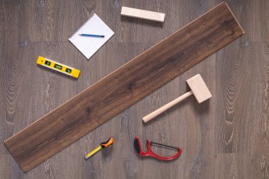 Ahşap kaplama döşeme ve alet arka plan dokusu. Ahşap kaplama döşeme aracı ile