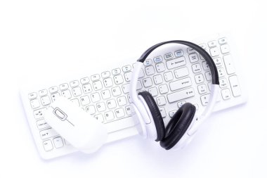 Beyaz arkaplanda kablosuz bilgisayar klavyesi ve fare var. Modern ofis kavramı