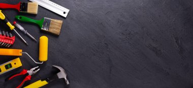 İnşaat araçları siyah arkaplanda. Ev yenileme aracı