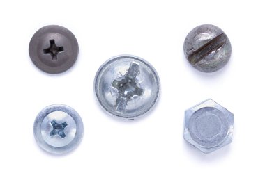 Beyaz arkaplanda izole edilmiş eski metal vida başı ve cıvata aracı seti