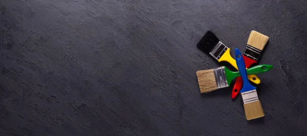 Pinselwerkzeug Auf Schwarzem Gipshintergrund Bau Pinsel Für Hauszimmersanierung — Stockfoto