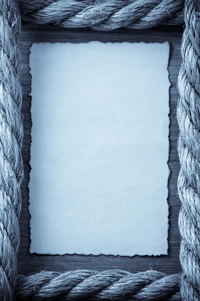 Seile und altes uraltes Papier auf Holz — Stockfoto