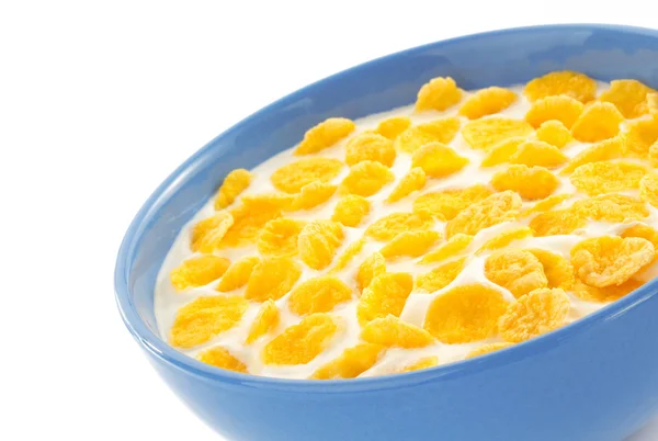 Hojuelas de maíz y leche en tazón sobre blanco — Foto de Stock