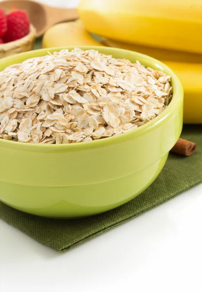 Tazón de copo de avena en blanco —  Fotos de Stock