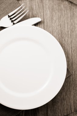 Tabak, bıçak ve çatal.