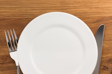 Tabak, bıçak ve çatal.