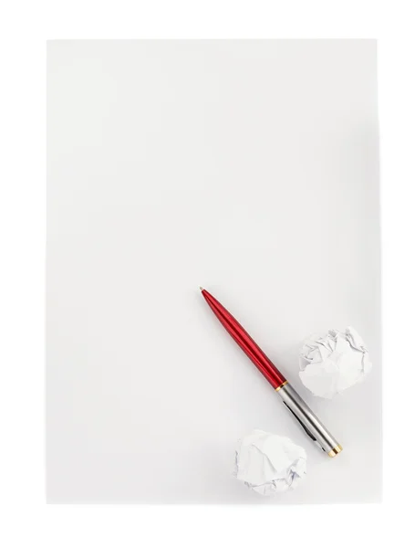 Kugelschreiber und Papierkugel — Stockfoto