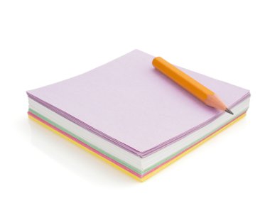 beyaz zemin üzerine not kağıdı