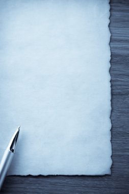 parşömen üzerine altın kalem 