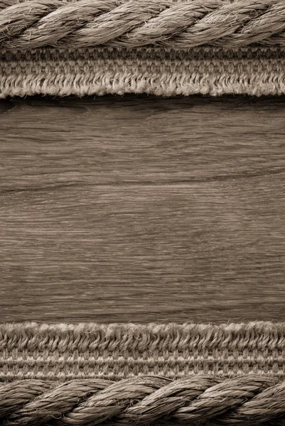 Cuerdas y saco de arpillera sobre madera — Foto de Stock