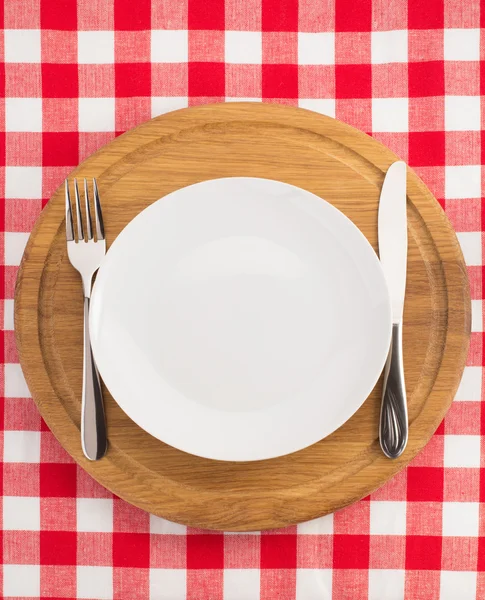 Utensílios de cozinha na placa de corte — Fotografia de Stock