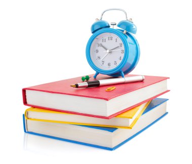 Kitaplar ve saat yığını