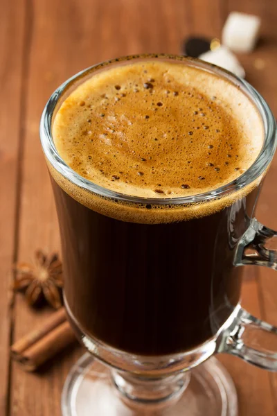 Secangkir kopi di atas kayu — Stok Foto