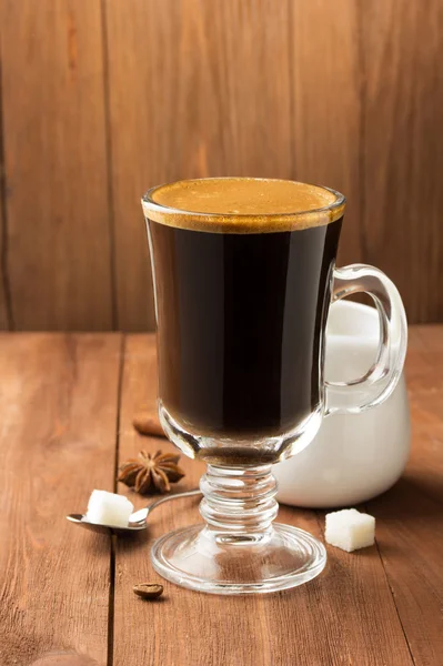 Kopp kaffe på trä — Stockfoto