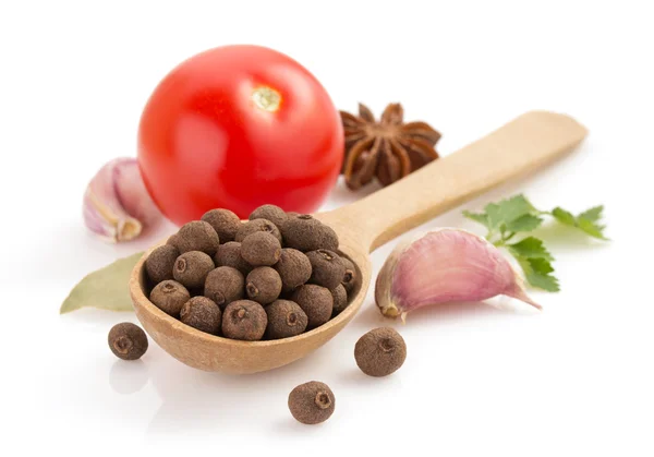 Allspice heap  on white — Stock Photo, Image