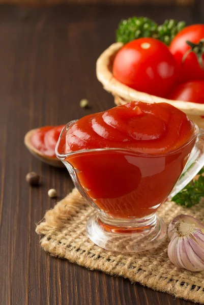 Molho de tomate em madeira — Fotografia de Stock