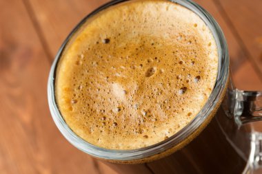 Tahtada bir fincan kahve.