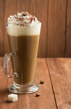 Tahtada bir fincan kahve.