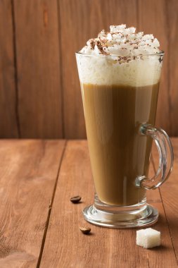 Tahtada bir fincan kahve.