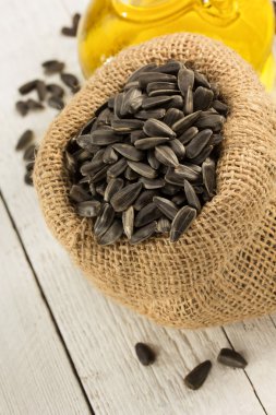 Ayçiçek yağı ve ahşap üzerine tohum