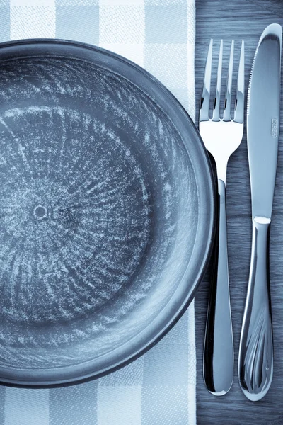 盘，刀，叉在切菜板 — 图库照片
