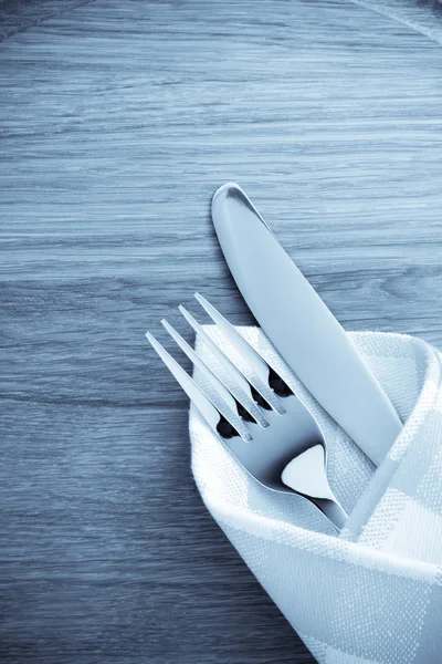 刀和叉在餐巾 — 图库照片