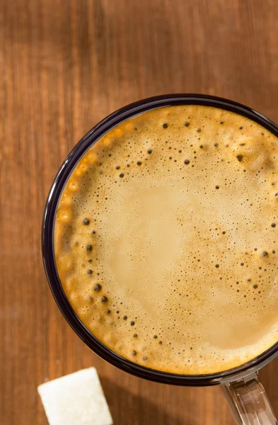 Taza de café sobre fondo de madera — Foto de Stock