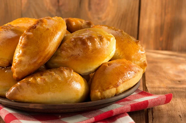 Pastelería sabrosa en plato —  Fotos de Stock