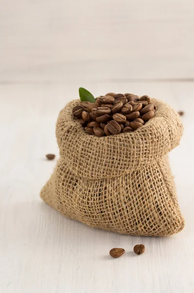 Kaffeebohnen im Beutel — Stockfoto