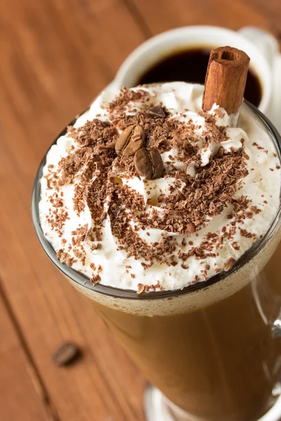 Kopje koffie op houten achtergrond — Stockfoto