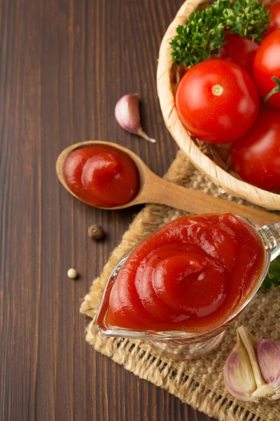 Molho de tomate em madeira — Fotografia de Stock