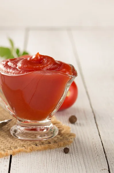 Molho de tomate em madeira — Fotografia de Stock