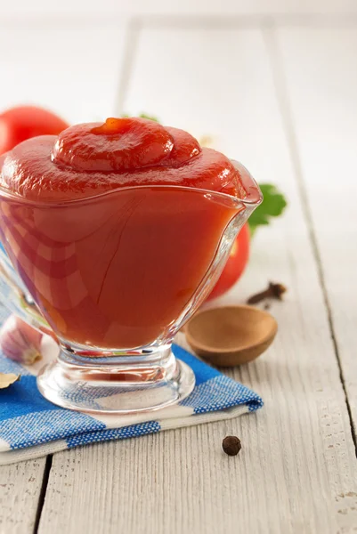 Tomato sauce on wood — Stock Photo, Image